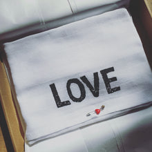 Afbeelding in Gallery-weergave laden, NEWBORN LOVE T-SHIRT
